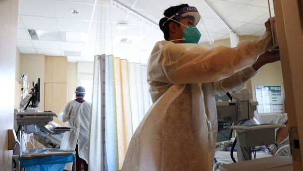 Clinicians work while caring for COVID-19 patients in the improvised COVID-19 unit at Providence Holy Cross Medical Center in the Mission Hills neighborhood on July 30, 2021 in Los Angeles, California. - Sputnik International