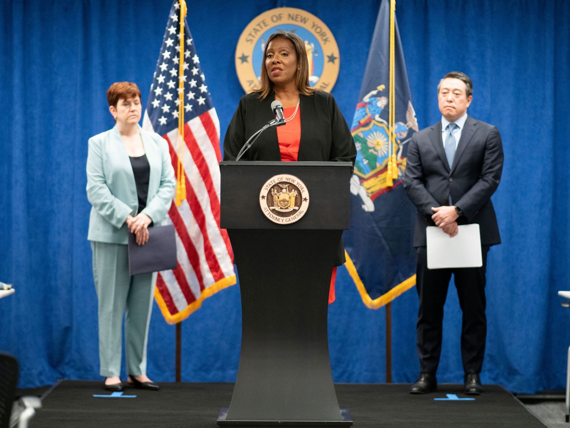 New York State Attorney General, Letitia James, speaks next to independent investigators Joon H. Kim and Anne L. Clark during a news conference regarding a probe that found New York Governor Andrew Cuomo sexually harassed multiple women, in New York City, New York, U.S., August 3, 2021 New York State Attorney General, Letitia James, speaks next to independent investigators Joon H. Kim and Anne L. Clark during a news conference regarding a probe that found New York Governor Andrew Cuomo sexually harassed multiple women, in New York City, New York, U.S., August 3, 2021 - Sputnik International, 1920, 07.09.2021
