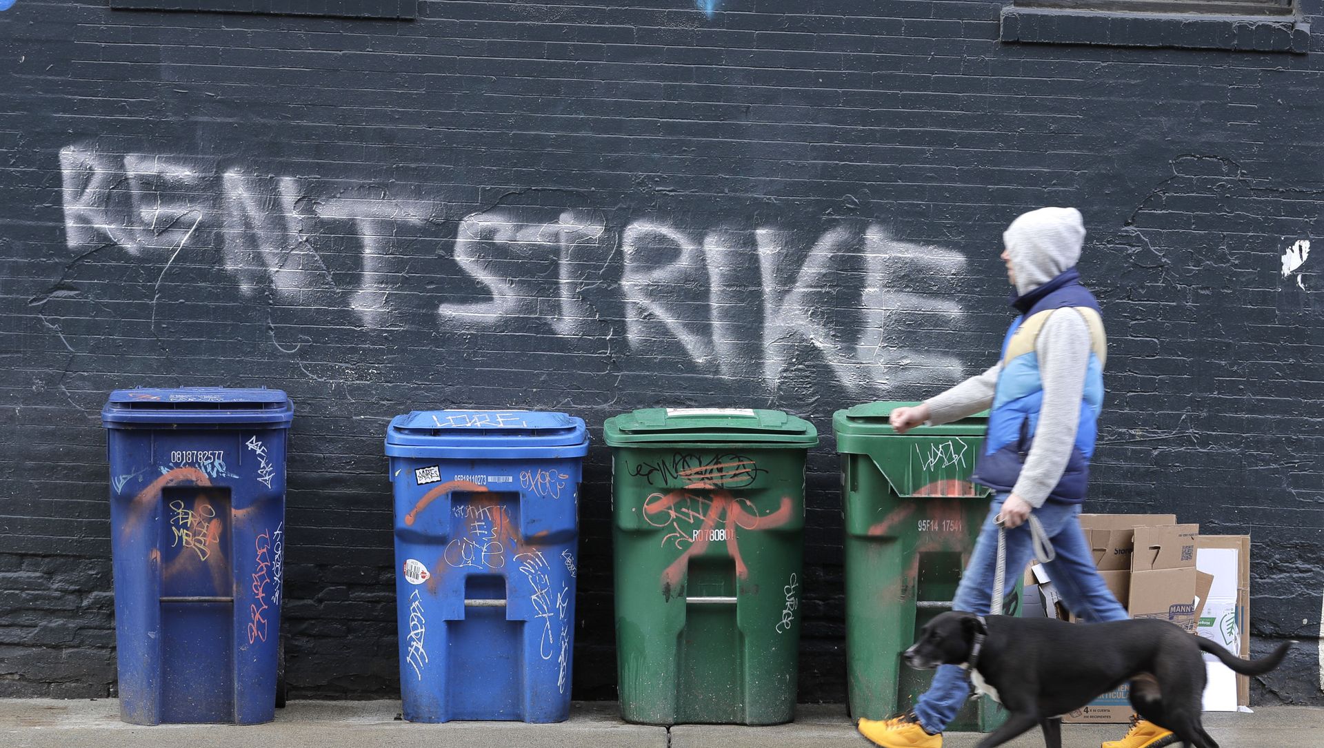 A pedestrian walks past graffiti that reads Rent Strike Wednesday, April 1, 2020, in Seattle's Capitol Hill neighborhood. A pedestrian walks past graffiti that reads Rent Strike Wednesday, April 1, 2020, in Seattle's Capitol Hill neighborhood. - Sputnik International, 1920, 04.08.2021
