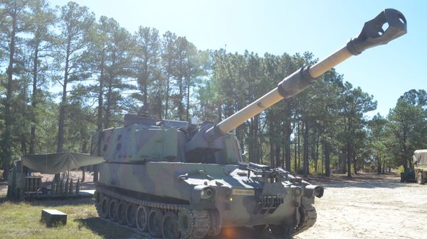 The M109 Paladin Self-Propelled Howitzer standing ready deep in the southern training areas at Fort Bragg. Nine National Guard troops from North and South Carolina, Florida, Georgia, Mississippi, Illinois and New Jersey are attending the 13 Bravo artillery military occupational specialty (MOS) reclassification course and will learn how to be a crew member on the three main “cannon” artillery weapons systems in the U.S. Army: The M119A3 105mm light towed howitzer, M777A2 155mm medium towed howitzer and the M109A6 Paladin 155mm self-propelled howitzer. Over the course of two days in the field, students will fire hundreds of rounds from all three weapons. - Sputnik International