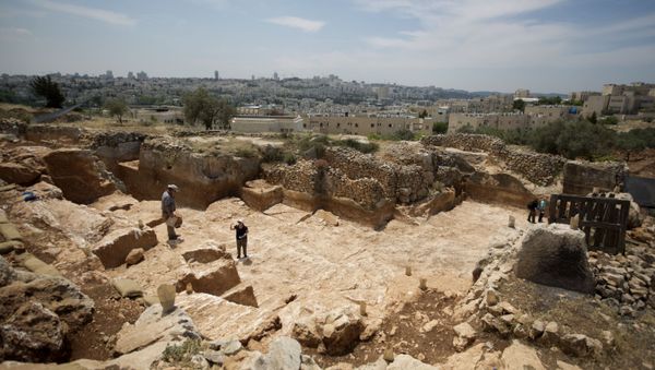 Israeli Antiquities Authority archaeologists work at the excavation site of a 2,000-year-old stone quarry dating back to the Second Temple period discovered in Jerusalem on May 8, 2013 before the construction of a new road in the northern part of city. Israeli Antiquities Authority archaeologists work at the excavation site of a 2,000-year-old stone quarry dating back to the Second Temple period discovered in Jerusalem on May 8, 2013 before the construction of a new road in the northern part of city. - Sputnik International