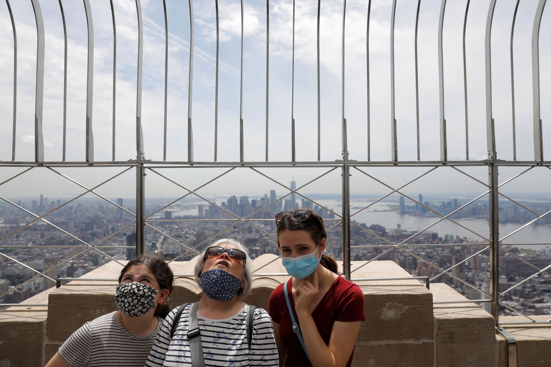 People in masks stand on the observation deck of the Empire State Building during the outbreak of the coronavirus disease (COVID-19) in New York City, U.S. People in masks stand on the observation deck of the Empire State Building during the outbreak of the coronavirus disease (COVID-19) in New York City, U.S. - Sputnik International, 1920, 07.09.2021