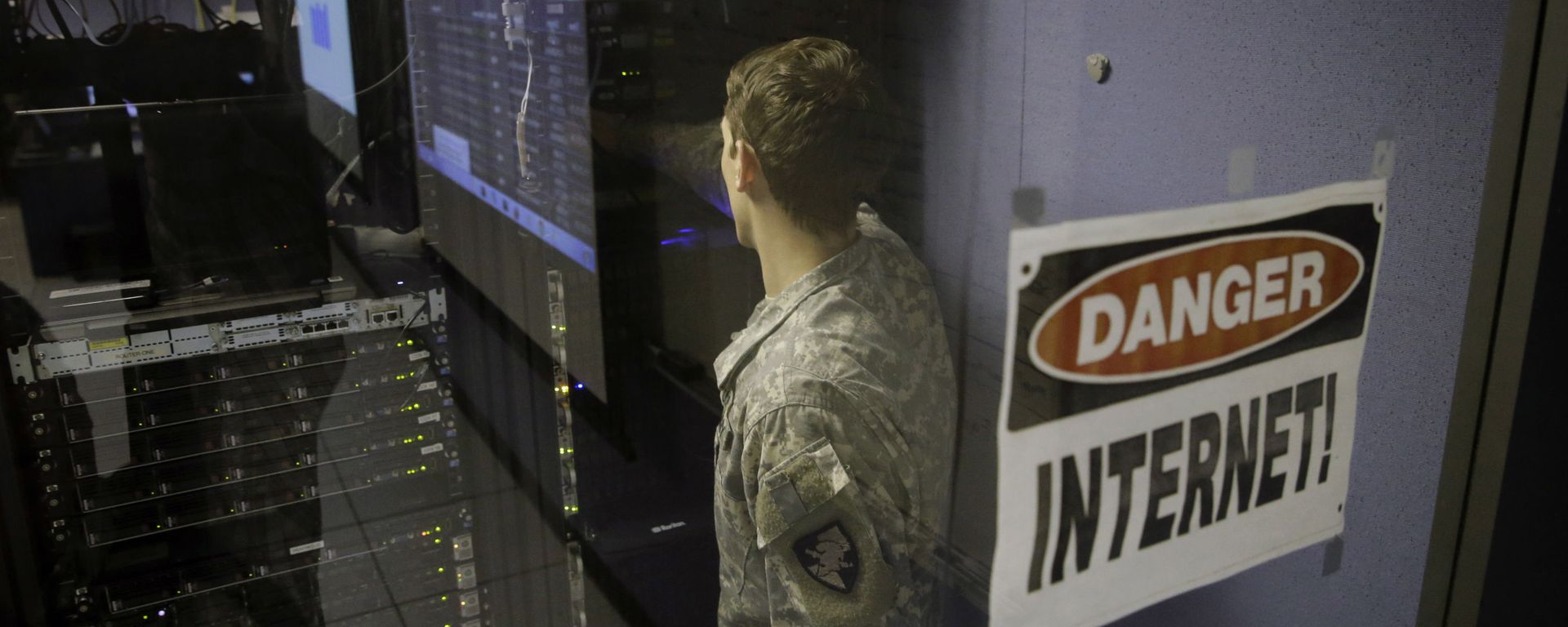A United States Military Academy cadet checks computers at the Cyber Research Center at the United States Military Academy in West Point, N.Y. - Sputnik International, 1920, 05.08.2021