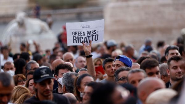 Protesters demonstrate against the Green Pass plan (health pass), a digital or paper certificate that shows if someone has received at least the first dose of the vaccine, has tested negative or has recently recovered from COVID-19, that will be mandatory for indoor dining, cultural and sports events from next week, in Rome, Italy, July 28, 2021. - Sputnik International