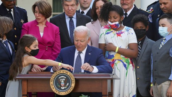 U.S. President Joe Biden is surrounded by members of Congress and family members of fallen police officers as he signs into law an act to award four Congressional Gold Medals to the United States Capitol Police, Washington Metro Police and those who protected the U.S. Capitol on January 6, at the White House in Washington, U.S. August 5, 2021. - Sputnik International