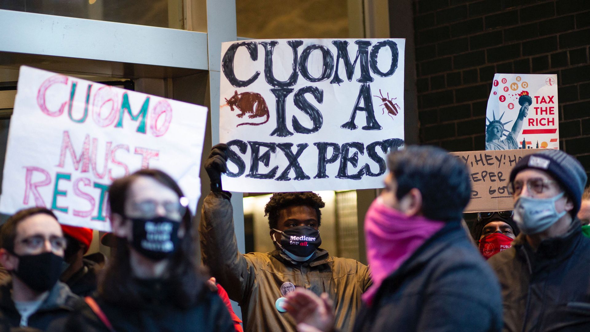 People attend a protest to demand New York Governor Andrew Cuomo's resignation in New York City on 2 March 2021 after a third woman accuses him of sexual harassment. People attend a protest to demand New York Governor Andrew Cuomo's resignation in New York City on 2 March 2021 after a third woman accuses him of sexual harassment. - Sputnik International, 1920, 08.08.2021
