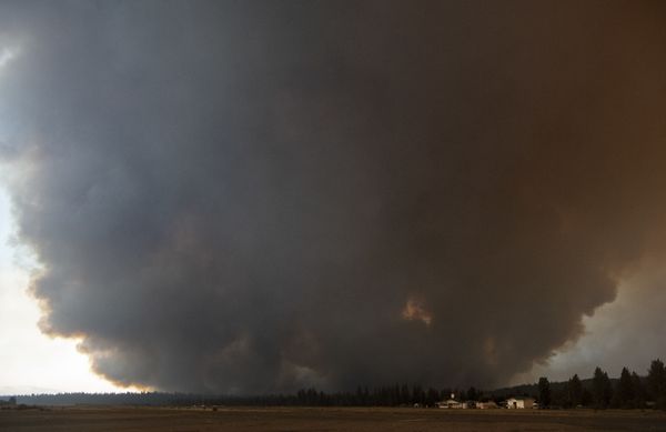 A dark smoke plume from the Dixie fire billows towards Chester, California on 3 August 2021. The Dixie fire has burned more than 250,000 acres and continues to get closer to residential communities. - Sputnik International