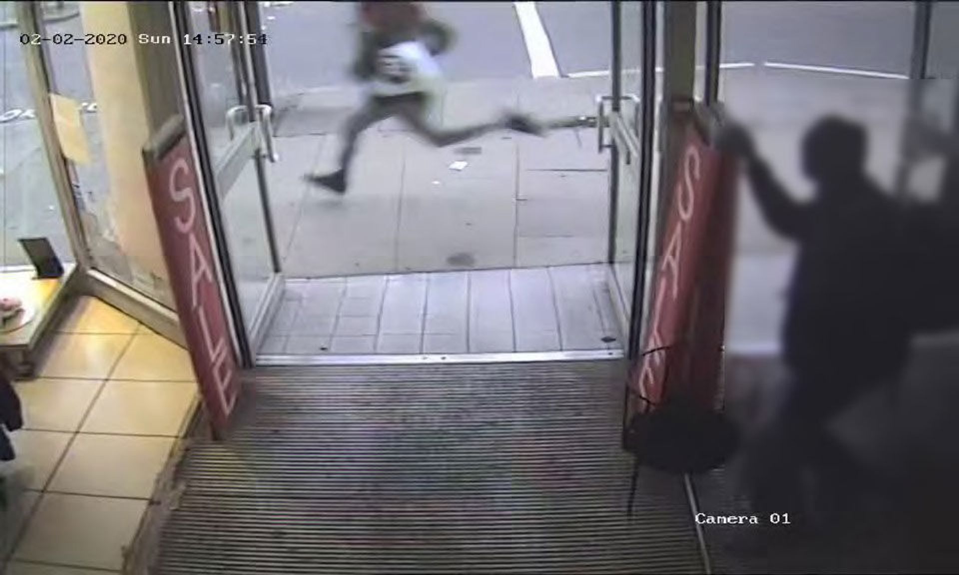 Sudesh Amman, armed with a knife, is seen running along Streatham High Road shortly before being shot by police - Sputnik International, 1920, 07.09.2021