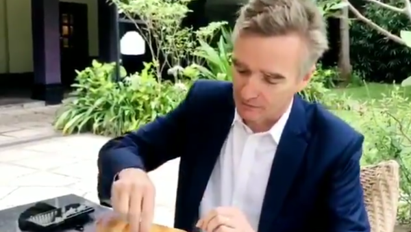 Alex Ellis tasting Dosa - Sputnik International