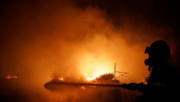 A firefighter battles a wildfire near Afidnes, north of Athens, Greece August 5, 2021.  - Sputnik International