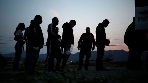 Migrants from Central America are detained by U.S. Border Patrol agents after crossing into the United States from Mexico, in Sunland Park, New Mexico, U.S., July 22, 2021. - Sputnik International