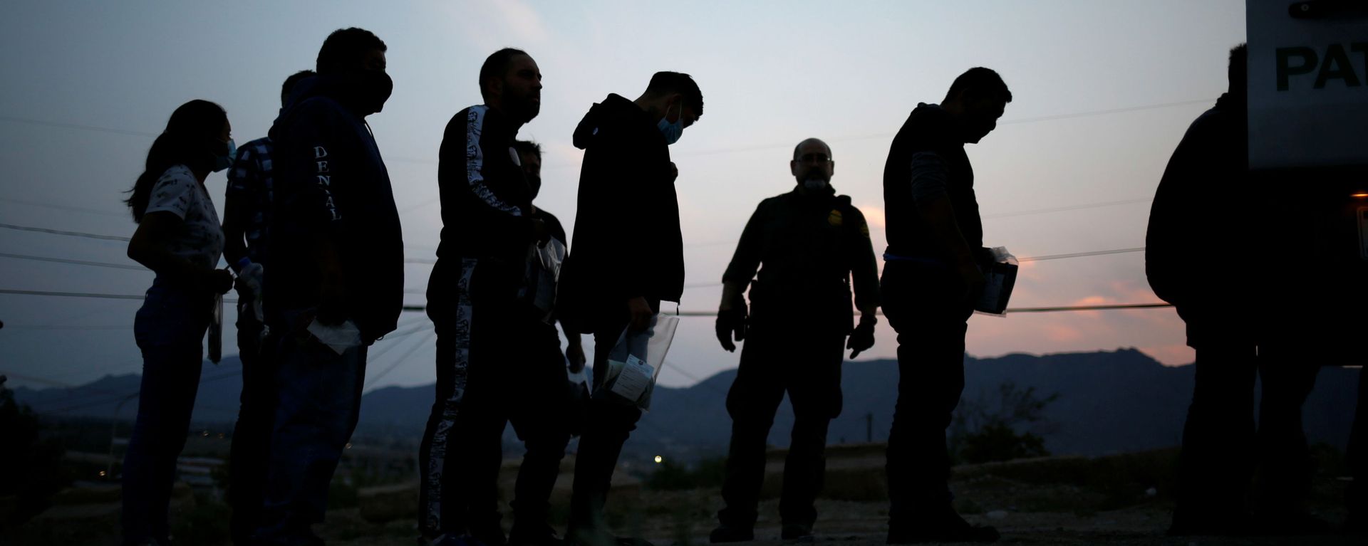 Migrants from Central America are detained by U.S. Border Patrol agents after crossing into the United States from Mexico, in Sunland Park, New Mexico, U.S., July 22, 2021. - Sputnik International, 1920, 25.08.2021