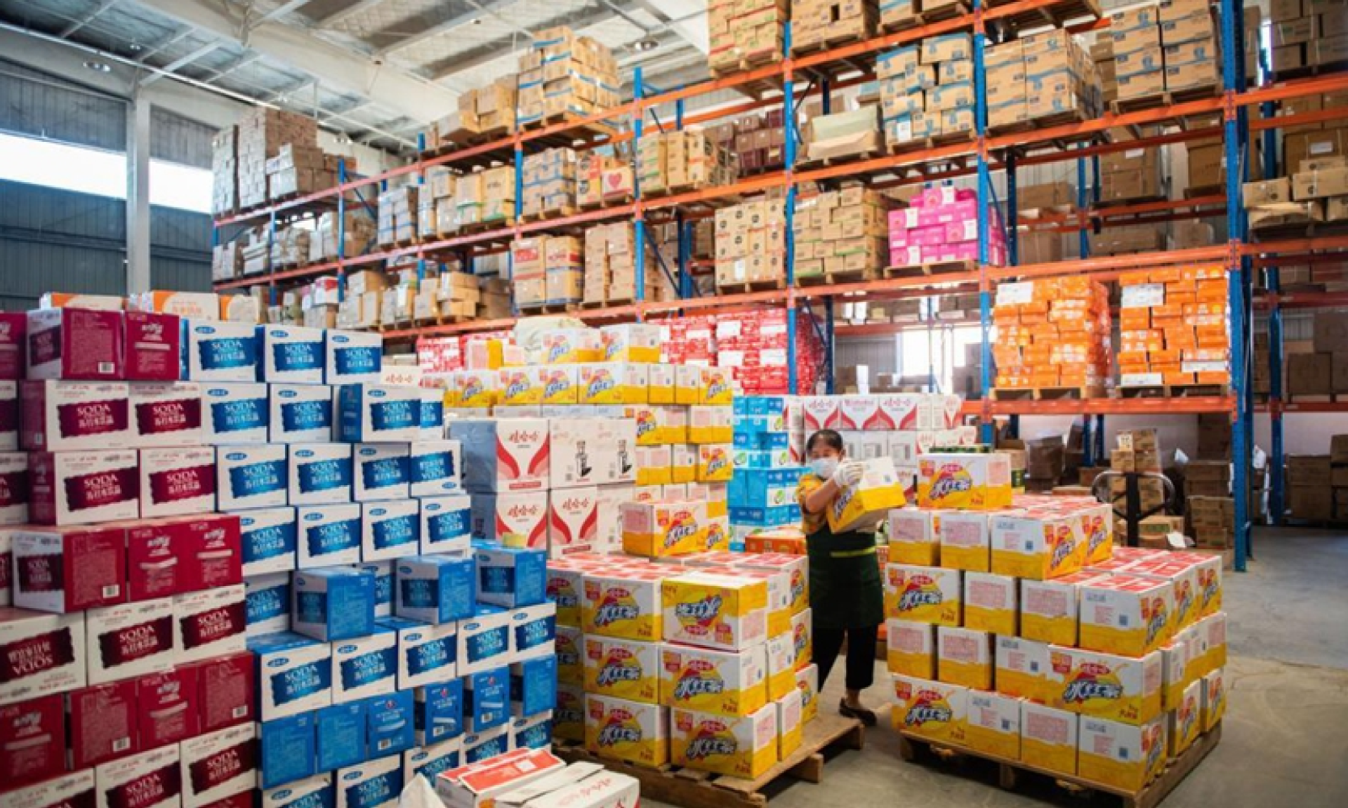 A staff member transfers cases of drinks at the distribution center of a supermarket in Zhangjiajie, central China's Hunan Province, Aug. 5, 2021 - Sputnik International, 1920, 07.09.2021