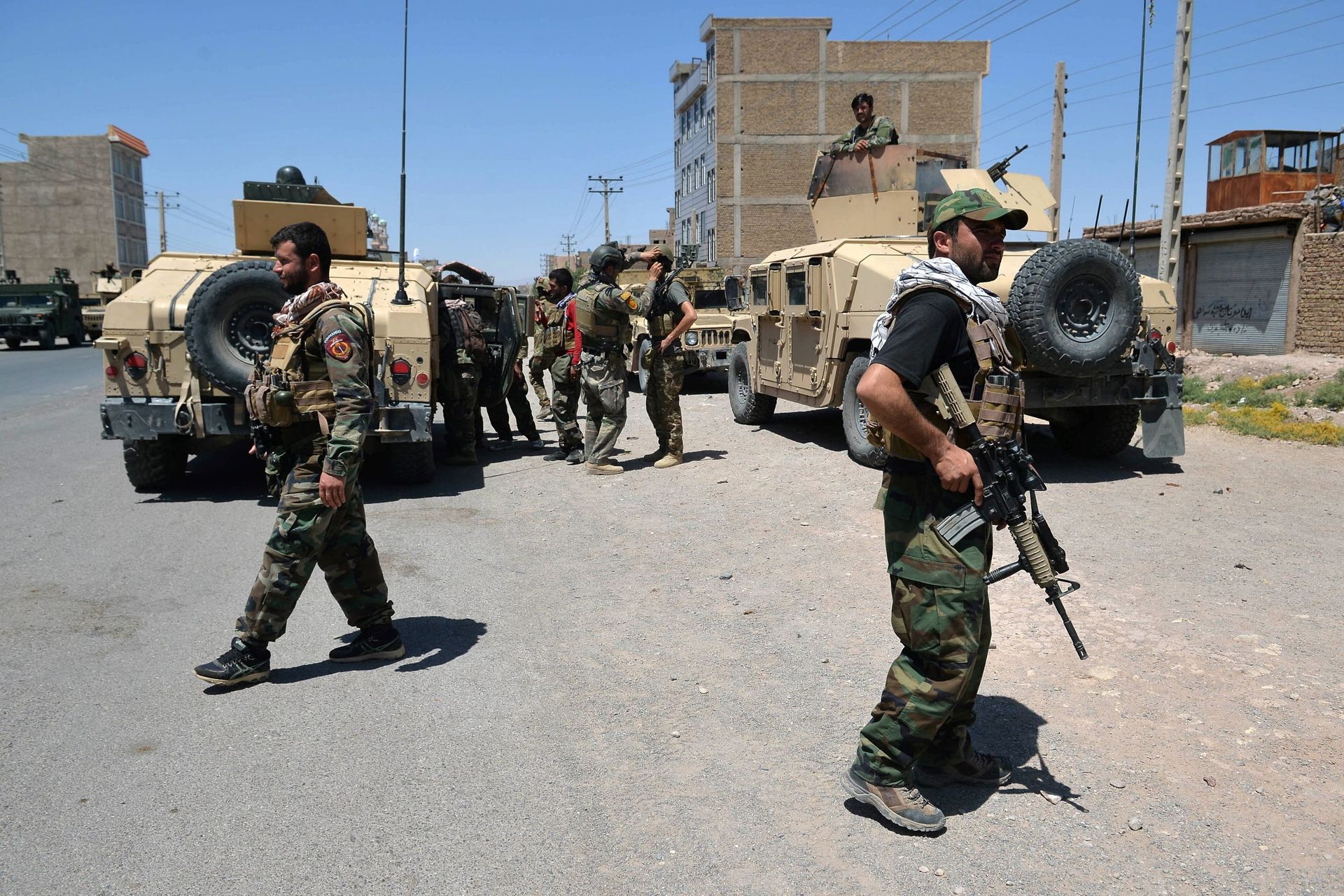 In this picture taken on August 1, 2021, Afghan National Army commando forces walk along a road amid ongoing fighting between Taliban and Afghan security forces in the Enjil district of Herat province - Sputnik International, 1920, 07.09.2021