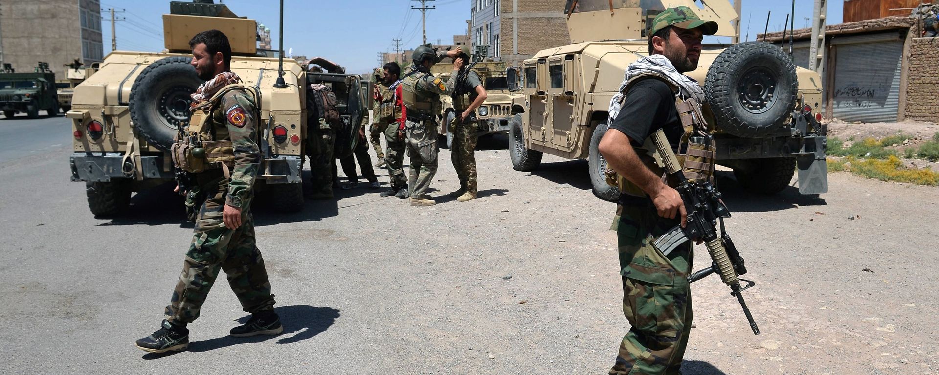 In this picture taken on August 1, 2021, Afghan National Army commando forces walk along a road amid ongoing fighting between Taliban and Afghan security forces in the Enjil district of Herat province - Sputnik International, 1920, 11.08.2021