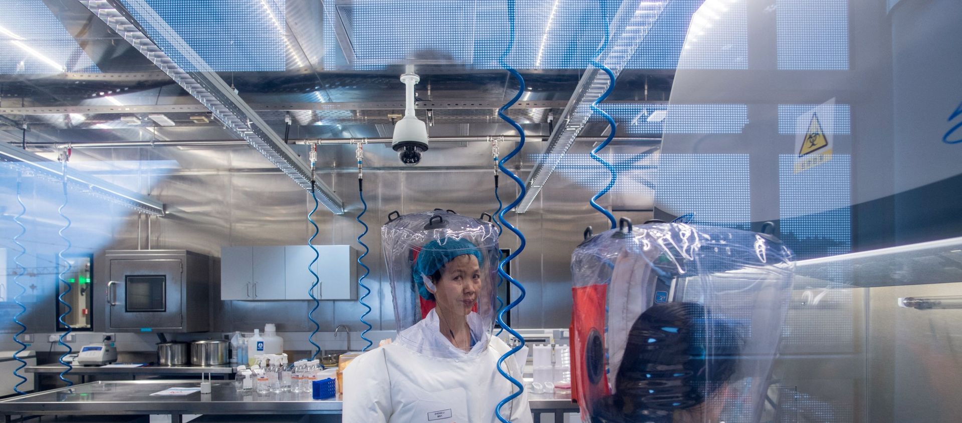 Chinese virologist Shi Zhengli (L) is seen inside the P4 laboratory in Wuhan, capital of China's Hubei Province on February 23, 2017. Chinese virologist Shi Zhengli (L) is seen inside the P4 laboratory in Wuhan, capital of China's Hubei Province on February 23, 2017. - Sputnik International, 1920, 22.08.2021