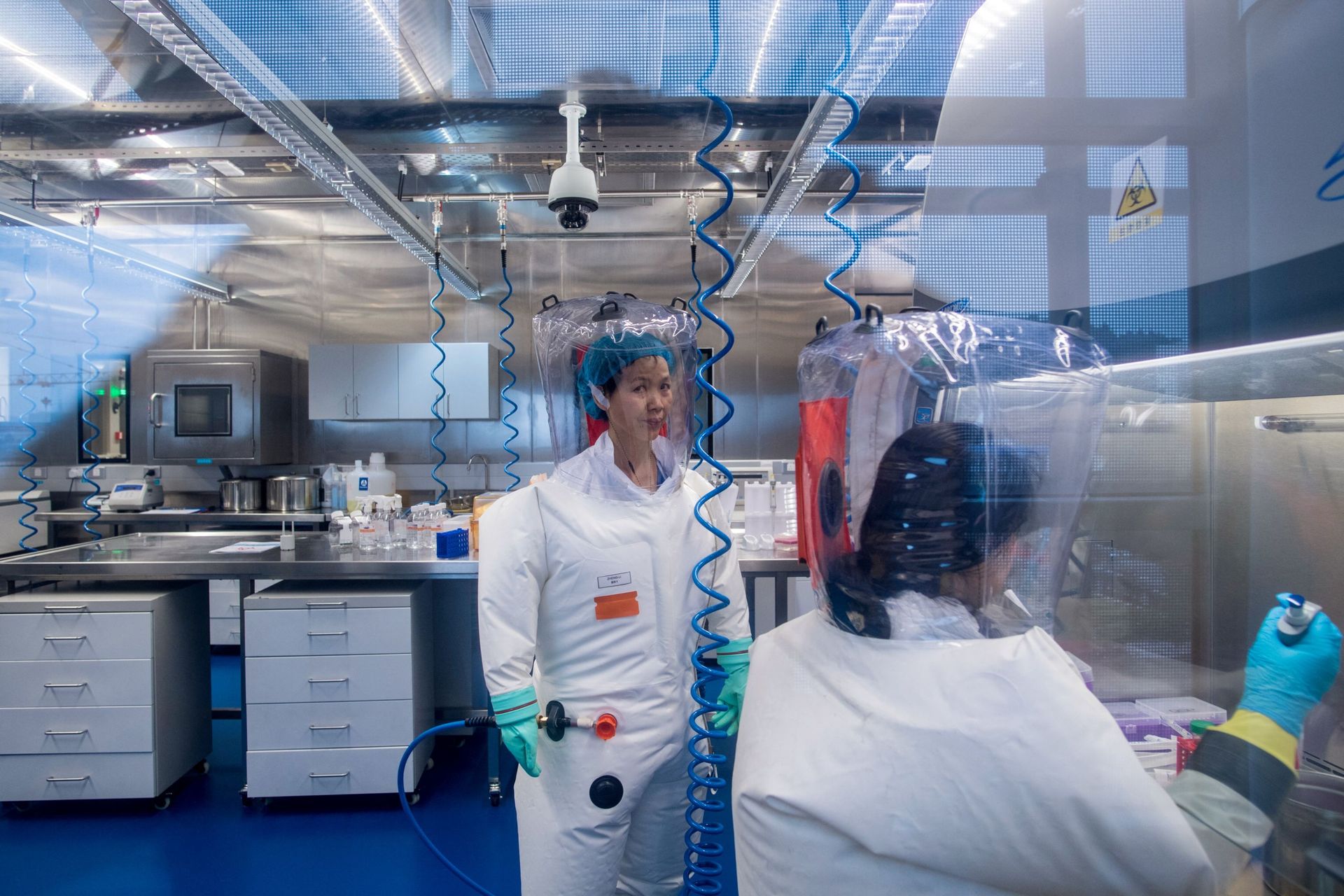 Chinese virologist Shi Zhengli (L) is seen inside the P4 laboratory in Wuhan, capital of China's Hubei province on February 23, 2017 - Sputnik International, 1920, 07.09.2021