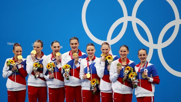 Tokyo 2020 Olympics - Artistic Swimming - Women's Team - Medal Ceremony – Tokyo Aquatics Centre, Tokyo, Japan August 7, 2021.    Gold medallist Russian Olympic Committee team members pose with medals. REUTERS/Bernadett Szabo - Sputnik International
