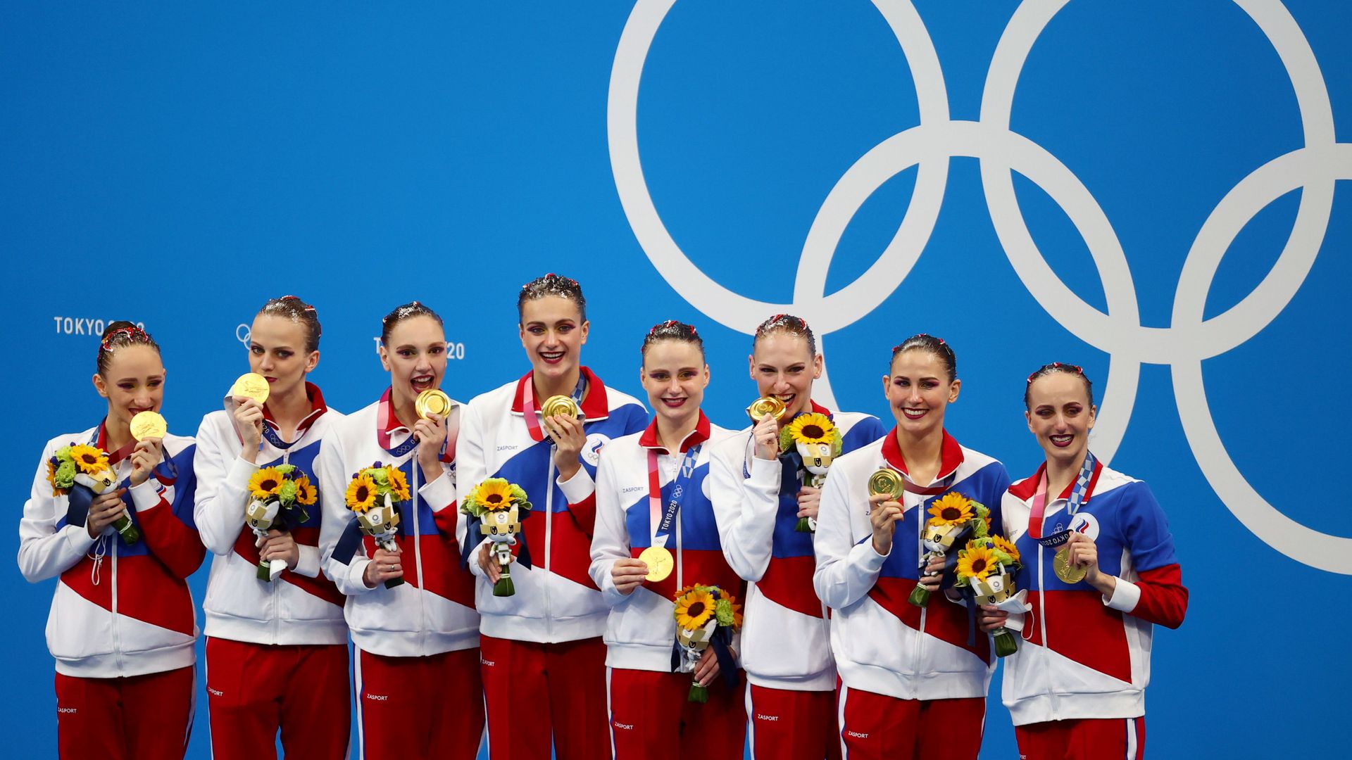 Tokyo 2020 Olympics - Artistic Swimming - Women's Team - Medal Ceremony – Tokyo Aquatics Centre, Tokyo, Japan August 7, 2021.    Gold medallist Russian Olympic Committee team members pose with medals. REUTERS/Bernadett Szabo - Sputnik International, 1920, 07.09.2021
