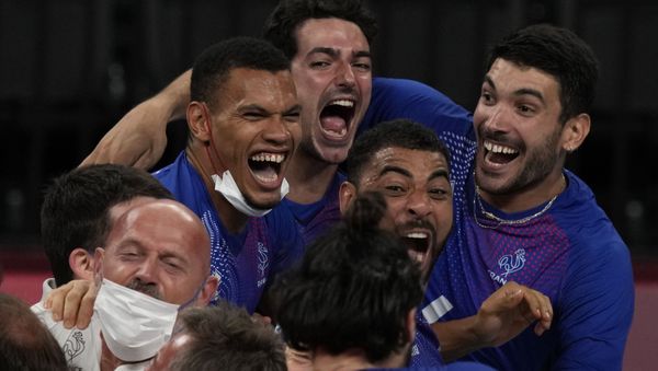 Team France celebrates winning the men's volleyball gold medal match against the Russian Olympic Committee, at the 2020 Summer Olympics - Sputnik International