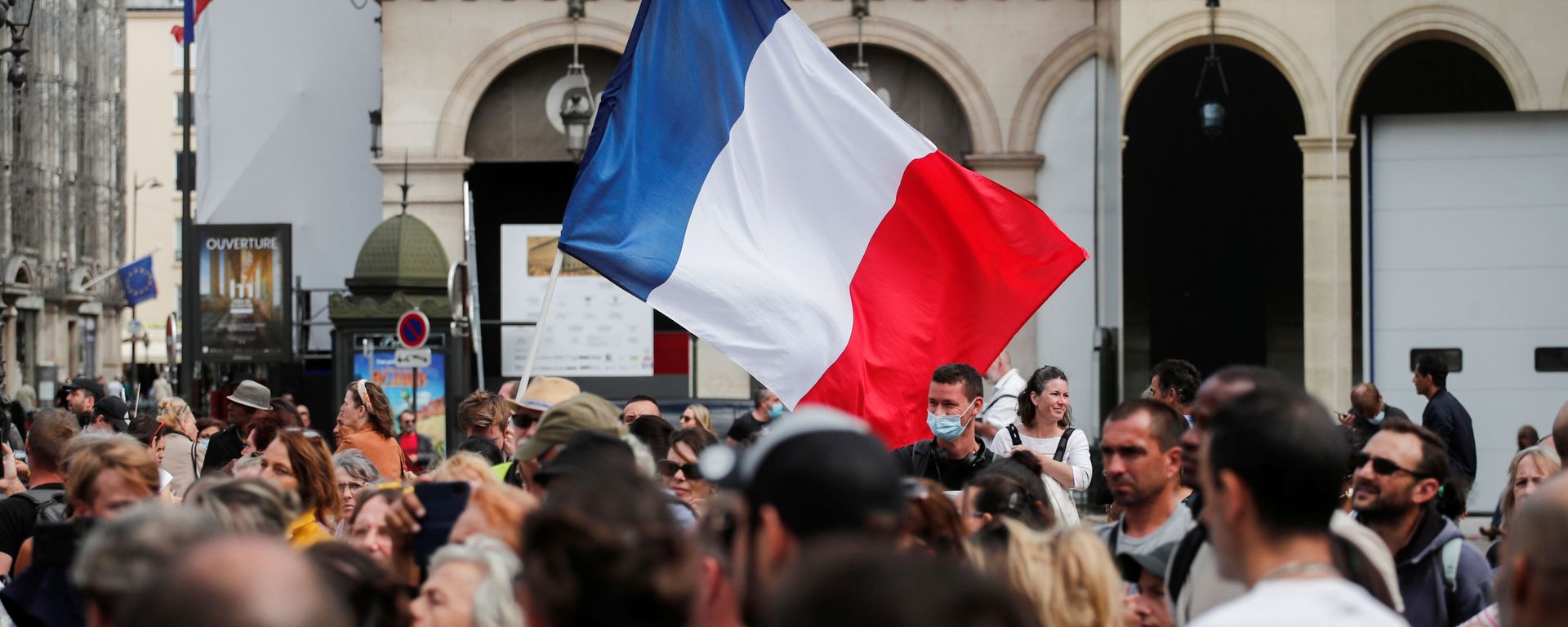 Protesters hold a French flag during a demonstration called by the yellow vests (gilets jaunes) movement against France's restrictions, including a compulsory health pass, to fight the coronavirus disease (COVID-19) outbreak in Paris, France, August 5, 2021. Protesters hold a French flag during a demonstration called by the yellow vests (gilets jaunes) movement against France's restrictions, including a compulsory health pass, to fight the coronavirus disease (COVID-19) outbreak in Paris, France, August 5, 2021. - Sputnik International, 1920, 20.11.2021