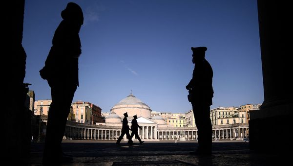 Italian Carabinieri military police stand guard at Palazzo Reale in Naples on July 22, 2021, for the climate and energy G20 meeting. - Sputnik International