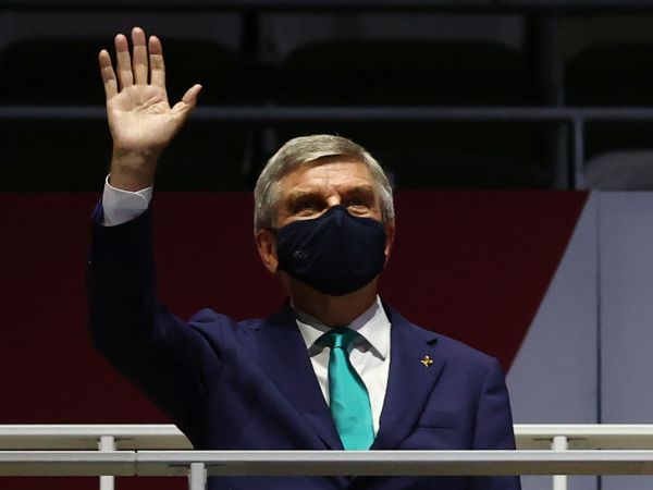 International Olympic Committee President Thomas Bach waves during the Tokyo 2020 Olympics closing ceremony. - Sputnik International