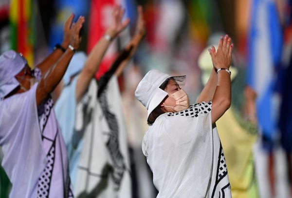 A volunteer is seen applauding during the closing ceremony. - Sputnik International