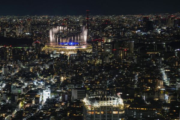 Fireworks illuminate the sky over the National Stadium during the closing ceremony of the 2020 Tokyo Olympics. - Sputnik International
