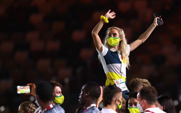 A team member from Australia sits on the shoulders of another during the closing ceremony. - Sputnik International