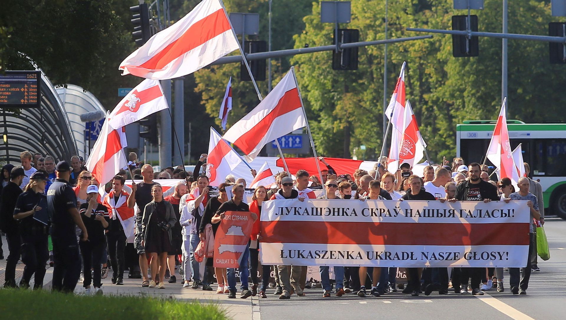 People march at the Global Solidarity Event for Belarus protest in Bialystok, Poland August 8, 2021 - Sputnik International, 1920, 08.08.2021