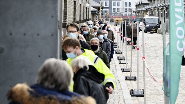 People queue outside the vaccination center in Oksnehallen in Copenhagen, Denmark, on April 12, 2021, during the ongoing coronavirus (Covid-19) pandemic.  - Sputnik International
