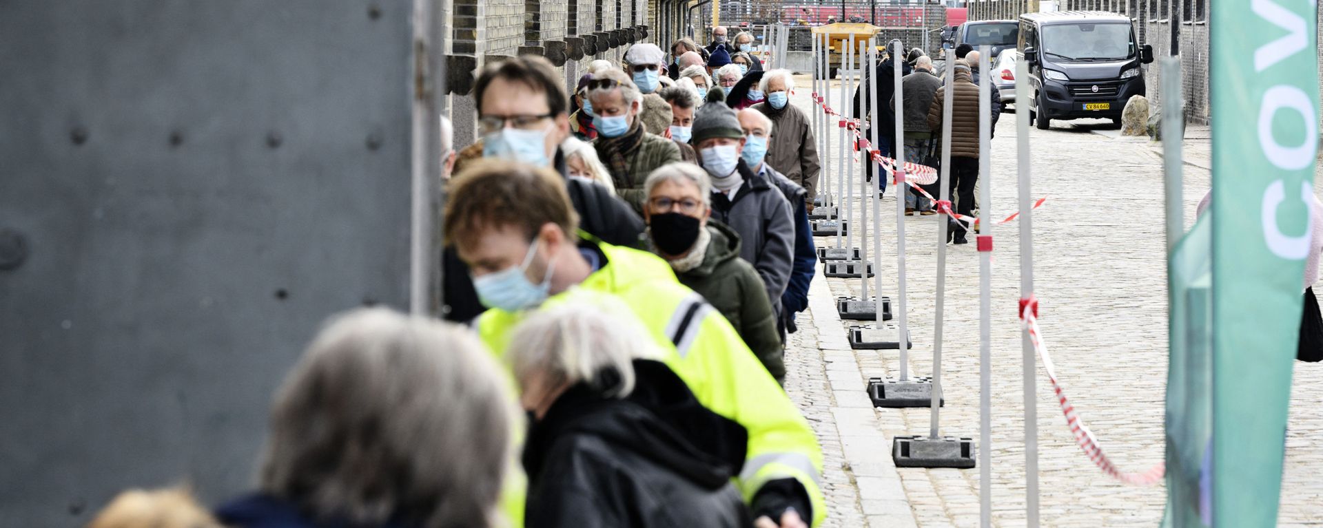 People queue outside the vaccination center in Oksnehallen in Copenhagen, Denmark, on April 12, 2021, during the ongoing coronavirus (Covid-19) pandemic. People queue outside the vaccination center in Oksnehallen in Copenhagen, Denmark, on April 12, 2021, during the ongoing coronavirus (Covid-19) pandemic. - Sputnik International, 1920