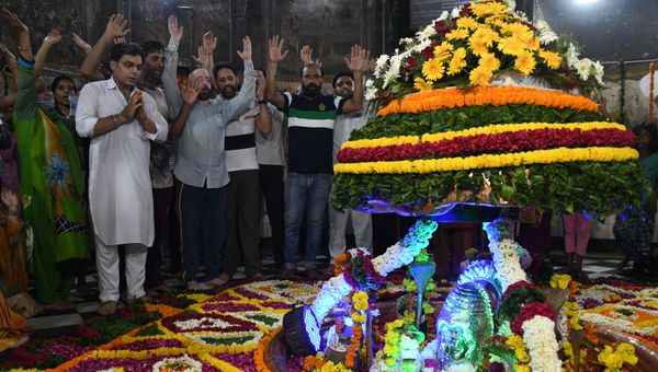 Hindu devotees pay respect to the eleven Shiva Lingam, a stone sculpture representing the phallus of the Hindu Lord Shiva during the Sawan month at the Shivala Veer Ban Temple in Amritsar on July 26, 2021.  - Sputnik International