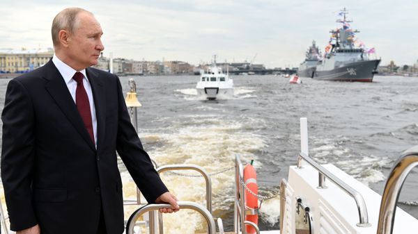 Russian President Vladimir Putin takes part in a military parade in Senate Square on Russian Navy Day, in St. Petersburg, Russia - Sputnik International