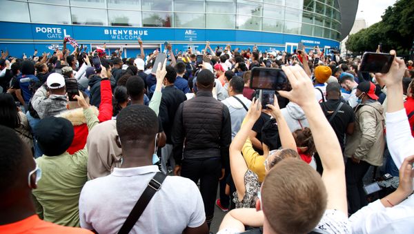 People gather outside the Parc des Princes stadium in Paris as Argentinian football player Lionel Messi is expected to arrive on 9 August 2021, a day after the 34-year-old said at his tearful farewell news conference in Barcelona that joining French football club Paris Saint-Germain was a possibility. People gather outside the Parc des Princes stadium in Paris as Argentinian football player Lionel Messi is expected to arrive on 9 August 2021, a day after the 34-year-old said at his tearful farewell news conference in Barcelona that joining French football club Paris Saint-Germain was a possibility. - Sputnik International