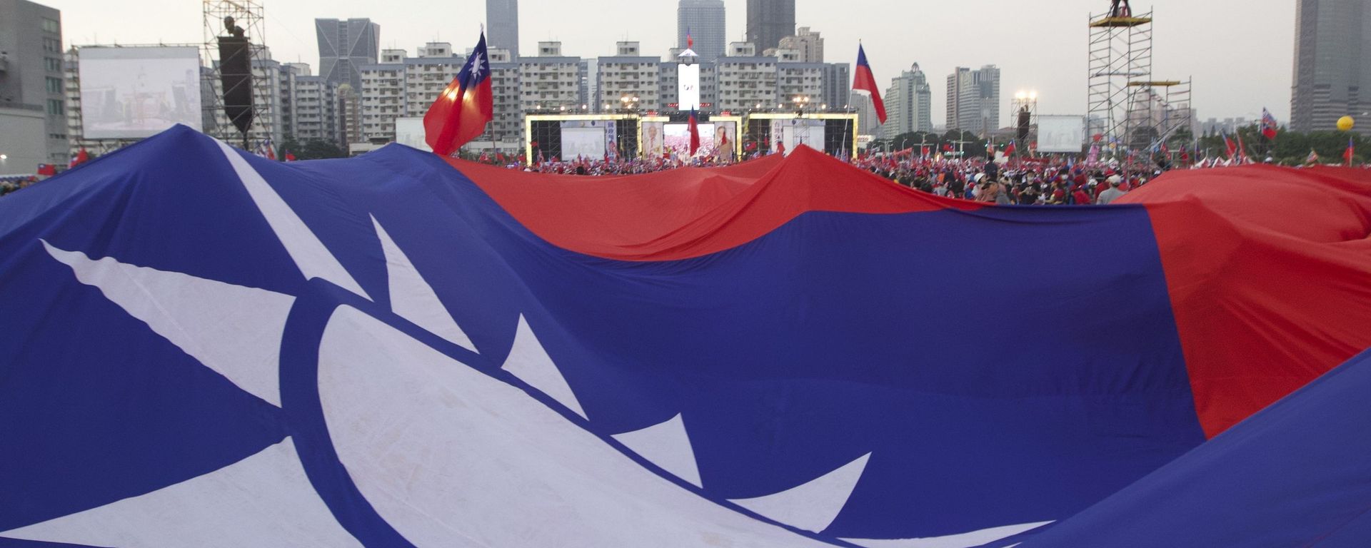 Supporters of Taiwan's 2020 presidential election candidate for the KMT, or Nationalist Party, Han Kuo-yu pass along a giant Taiwanese flag for the start of a campaign rally in southern Taiwan's Kaohsiung city on Friday, Jan 10, 2020 Supporters of Taiwan's 2020 presidential election candidate for the KMT, or Nationalist Party, Han Kuo-yu pass along a giant Taiwanese flag for the start of a campaign rally in southern Taiwan's Kaohsiung city on Friday, Jan 10, 2020 - Sputnik International, 1920, 22.09.2022