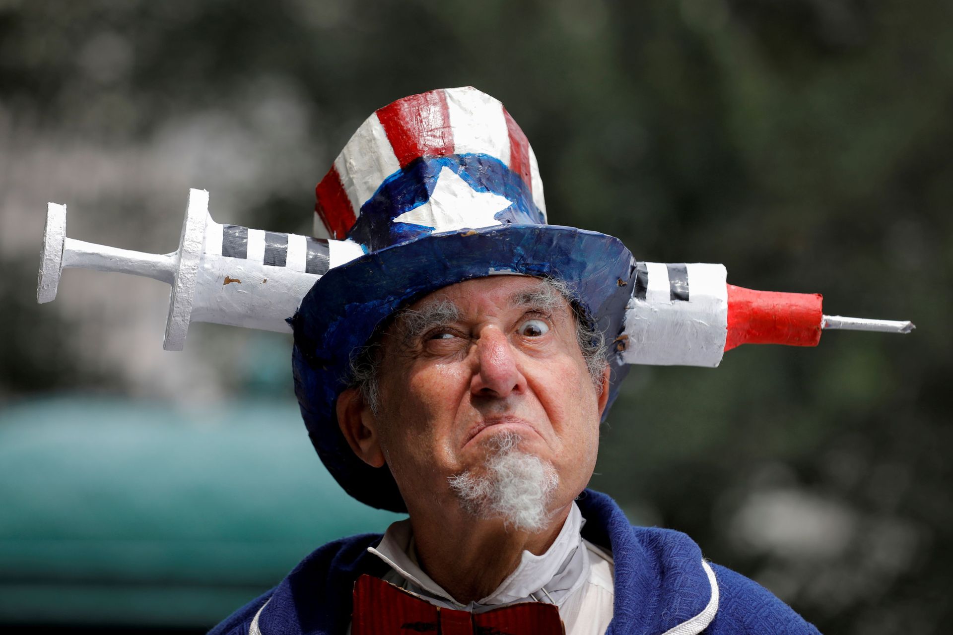A person dressed as Uncle Sam attends an anti-mandatory coronavirus disease (COVID-19) vaccine protest in New York. A person dressed as Uncle Sam attends an anti-mandatory coronavirus disease (COVID-19) vaccine protest in New York. - Sputnik International, 1920, 26.12.2021