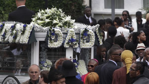 People gather around a hearse carrying Mark Duggan's coffin, as it prepares to leave the church for the cemetery during the funeral procession in north London,  Friday, Sept. 9, 2011. - Sputnik International
