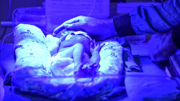In this photo taken on October 18, 2019, neonatologist Sankalp Dudeja checks a premature newborn baby at the Neonatal Intensive Care Unit (NICU) in Sitaram Bhartia hospital in New Delhi - Sputnik International