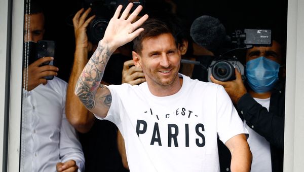Argentinian football player Lionel Messi waves to supporters from a window after he landed on August 10, 2021 at Le Bourget airport, north of Paris, to become Paris Saint-Germain's new player - Sputnik International