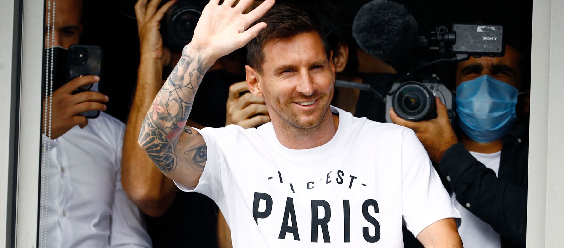 Argentinian football player Lionel Messi waves to supporters from a window after he landed on August 10, 2021 at Le Bourget airport, north of Paris, to become Paris Saint-Germain's new player Argentinian football player Lionel Messi waves to supporters from a window after he landed on August 10, 2021 at Le Bourget airport, north of Paris, to become Paris Saint-Germain's new player - Sputnik International, 1920, 10.08.2021
