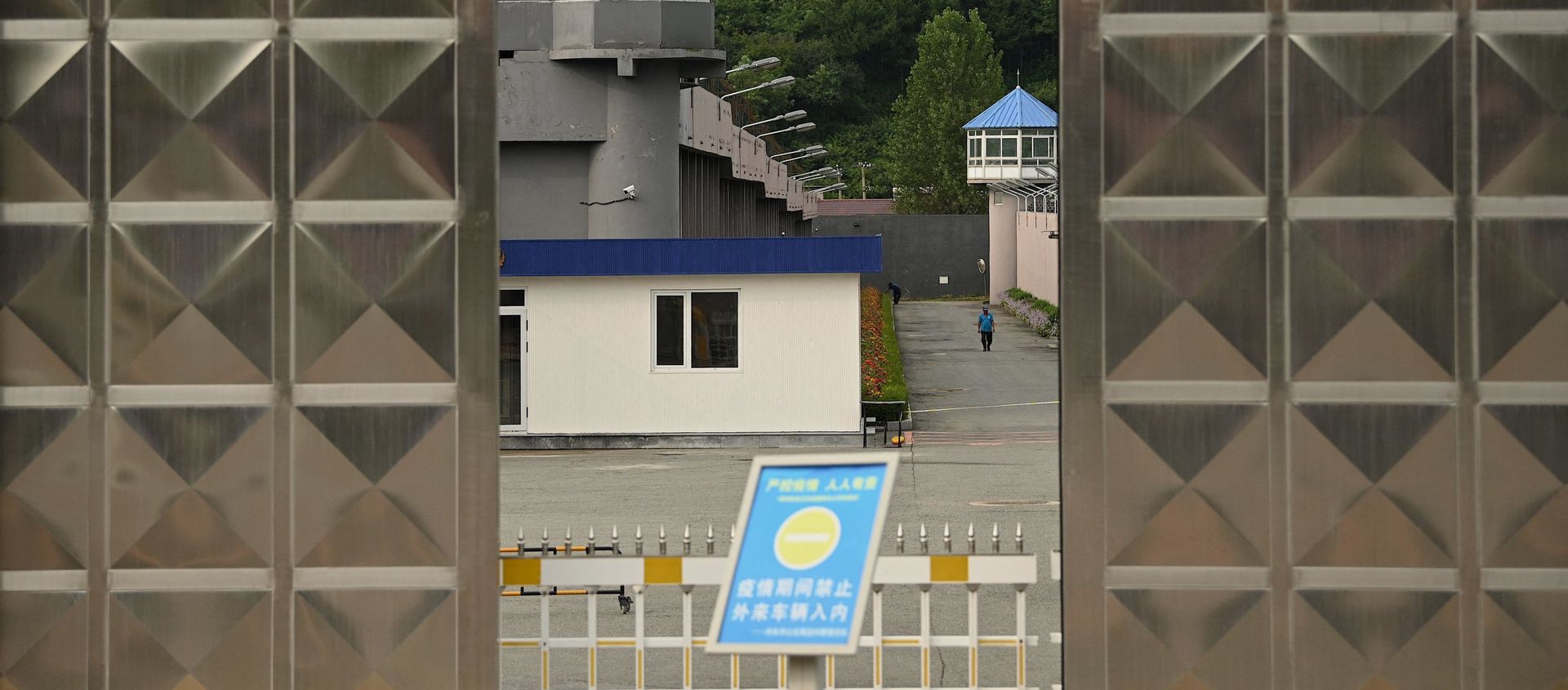 A man walks inside the Dandong city detention center where Canadian businessman Michael Spavor is being held on spying charges in the border city of Dandong, in China's northeast Liaoning province on August 11, 2021 - Sputnik International, 1920, 11.08.2021