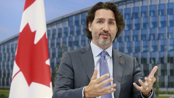 Canada's Prime Minister Justin Trudeau  speaks to the NATO Secretary General during a NATO summit at the North Atlantic Treaty Organization (NATO) headquarters in Brussels on June 14, 2021.  - Sputnik International