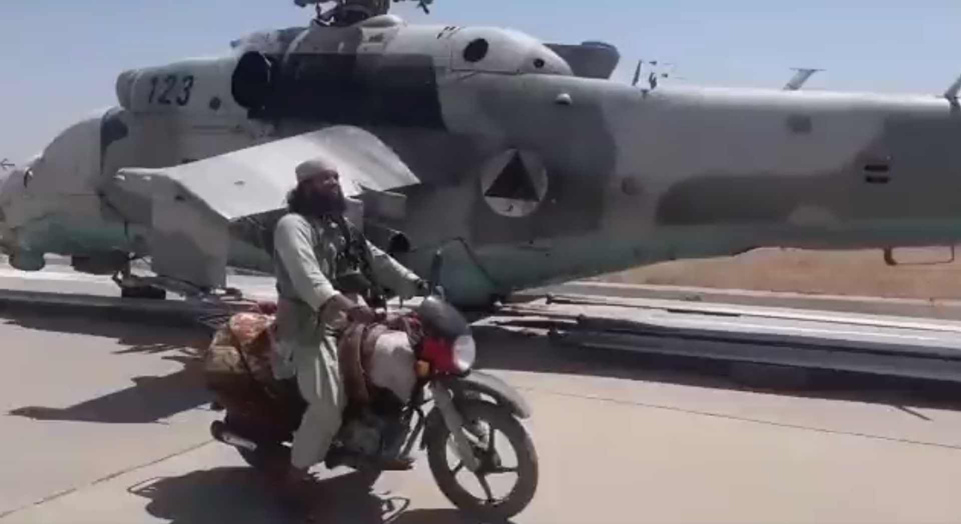 Taliban fighter poses near rotorless Hind helicopter gunship in Kunduz Airport. - Sputnik International, 1920, 07.09.2021