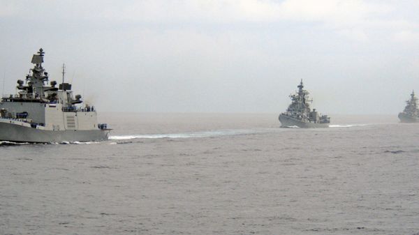 Indian Navy's ships cross the Indian Ocean. Indian Navy's ships cross the Indian Ocean. - Sputnik International