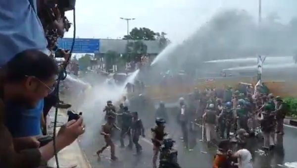 Madhya Pradesh: Bhopal police on Wednesday used water cannons and restored lathi-charge to disperse the protesting youth Congress members, who were marching towards the Chief Minister's house in protest against inflation, unemployment and rising prices of all commodities - Sputnik International