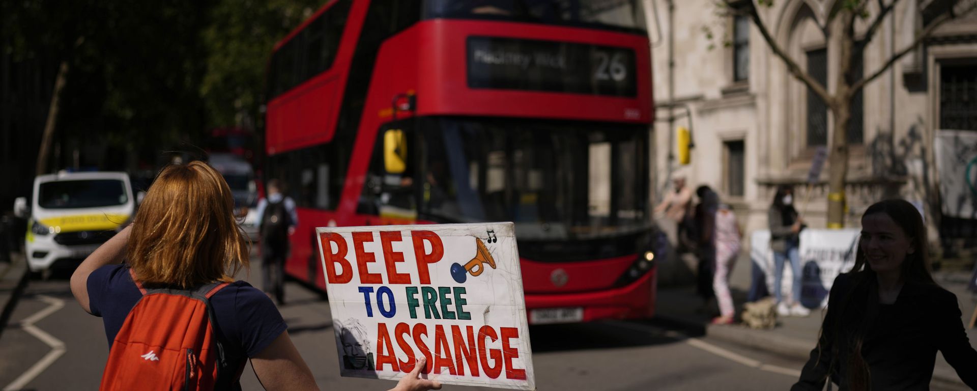 A supporter of WikiLeaks founder Julian Assange holds a placard as they protest, during the first hearing in the Julian Assange extradition appeal, at the High Court in London, Wednesday, Aug. 11, 2021. A supporter of WikiLeaks founder Julian Assange holds a placard as they protest, during the first hearing in the Julian Assange extradition appeal, at the High Court in London, Wednesday, Aug. 11, 2021. - Sputnik International, 1920, 23.10.2021