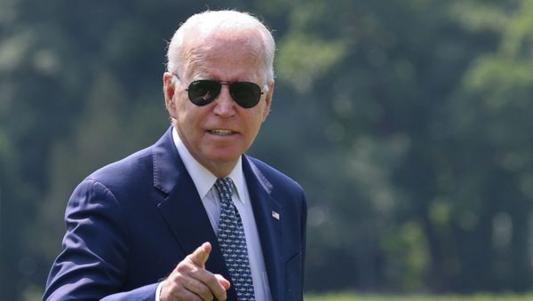 U.S. President Joe Biden gestures towards members of the media as he arrives at the White House following a stay in Delaware, in Washington, U.S., August 10, 2021. - Sputnik International