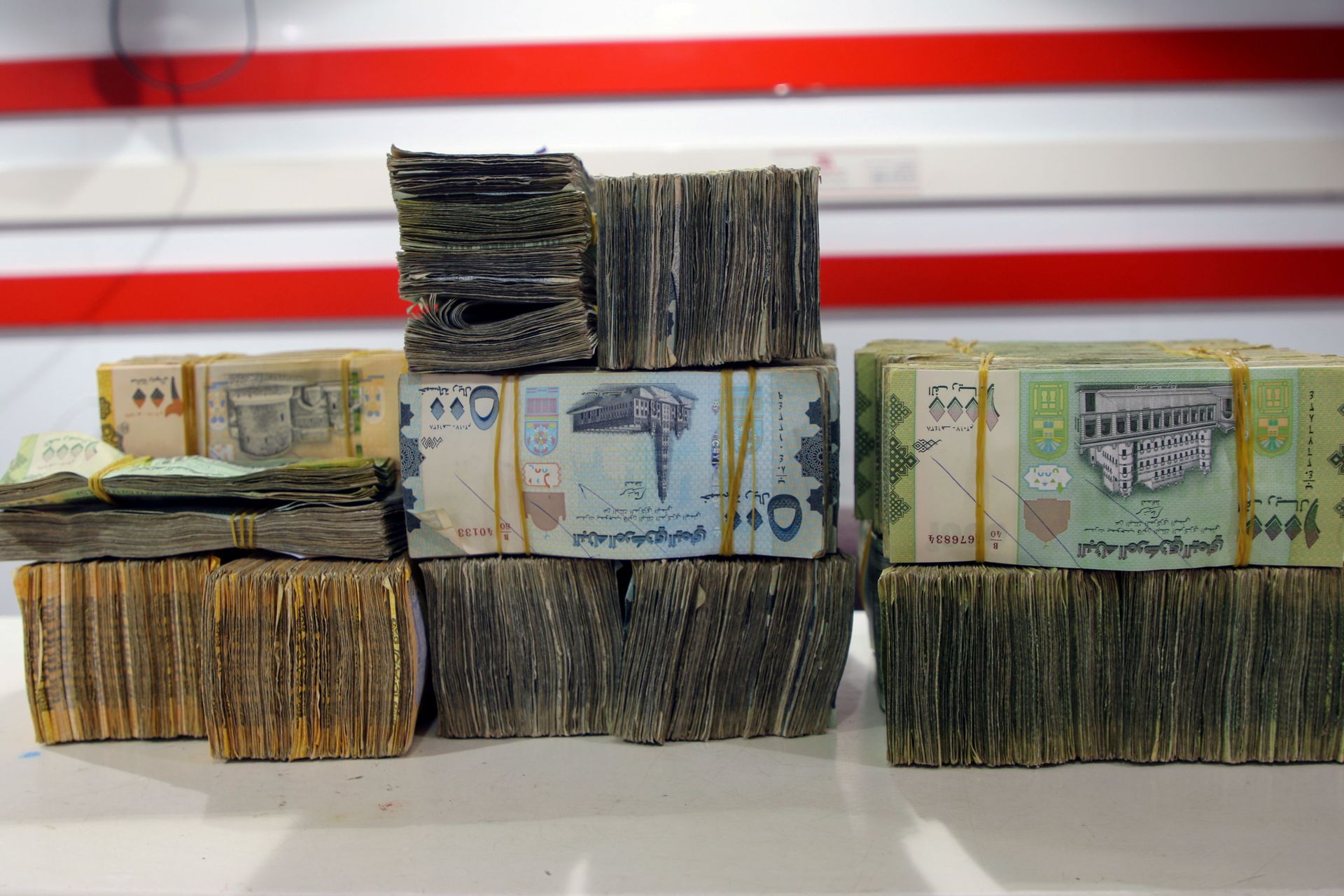 Yemeni riyal banknotes are pictured at a local currency exchange in Aden, Yemen June 29, 2021. Picture taken June 29, 2021.  - Sputnik International, 1920, 07.09.2021